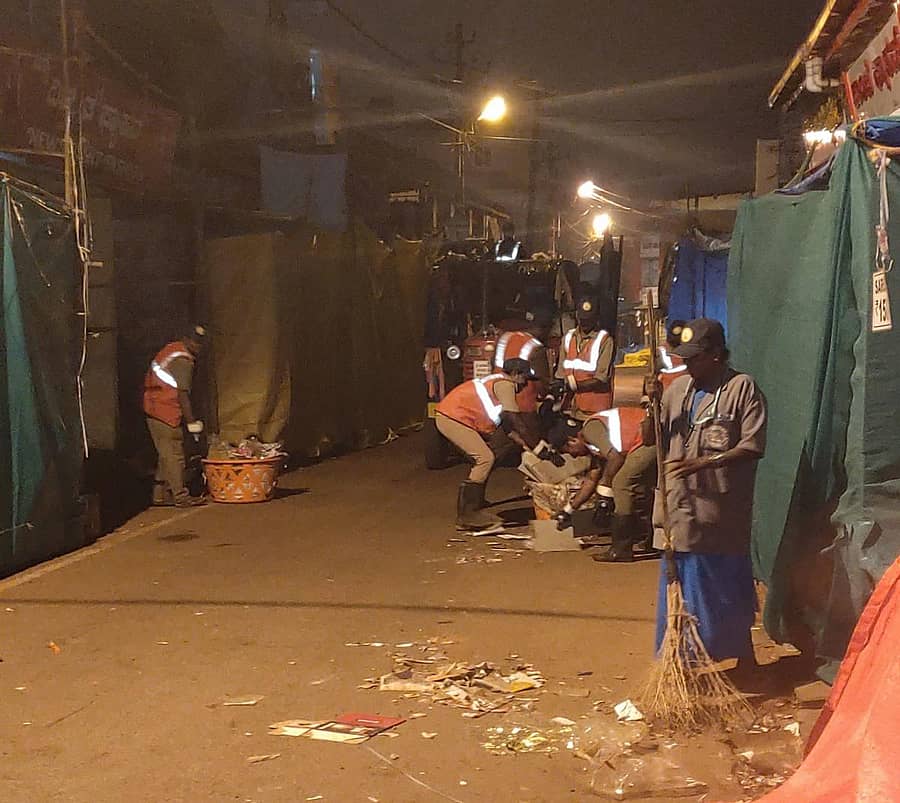 ಶಿರಸಿಯ ಜಾತ್ರಾ ಗದ್ದುಗೆ ಸಮೀಪ ಸ್ವಚ್ಛತೆ ಕೆಲಸದಲ್ಲಿ ತೊಡಗಿರುವ ಪೌರಕಾರ್ಮಿಕರು.