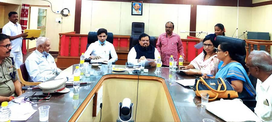 ಹಾವೇರಿ ಜಿಲ್ಲಾಧಿಕಾರಿ ಕಚೇರಿ ಸಭಾಂಗಣದಲ್ಲಿ ಡಾ.ವಿ.ಕೃ. ಗೋಕಾಕ ರಾಷ್ಟ್ರೀಯ ಸ್ಮಾರಕ ಟ್ರಸ್ಟ್ ಸಮಿತಿಯ ಸಭೆಯು ಜಿಲ್ಲಾಧಿಕಾರಿ ಸಂಜಯ ಶೆಟ್ಟೆಣ್ಣವರ ಅಧ್ಯಕ್ಷತೆಯಲ್ಲಿ ನಡೆಯಿತು