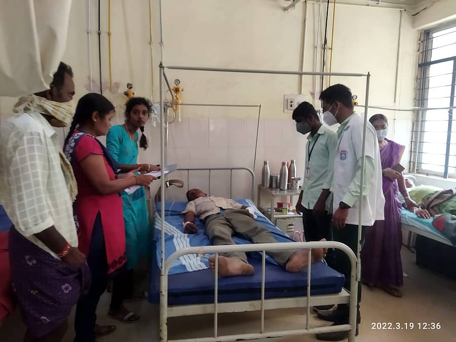 ಪಾವಗಡದಲ್ಲಿ ಬಸ್ ಅಪಘಾತ: 16 ಮಂದಿಗೆ ಜಿಲ್ಲಾ ಆಸ್ಪತ್ರೆಯಲ್ಲಿ ಚಿಕಿತ್ಸೆ