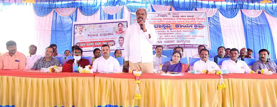 ಹೊಳಲ್ಕೆರೆ ತಾಲ್ಲೂಕಿನ ಚೌಡಗೊಂಡನಹಳ್ಳಿಯಲ್ಲಿ ಶನಿವಾರ ನಡೆದ ‘ಜಿಲ್ಲಾಧಿಕಾರಿ ಗ್ರಾಮ ವಾಸ್ತವ್ಯ’ ಕಾರ್ಯಕ್ರಮದಲ್ಲಿ ಶಾಸಕ ಎಂ. ಚಂದ್ರಪ್ಪ ಮಾತನಾಡಿದರು.