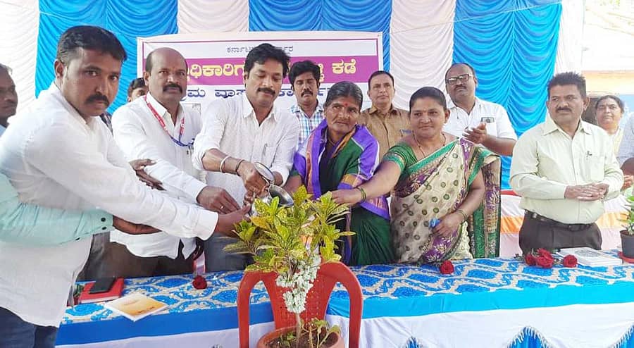 ಕನಕಗಿರಿಯ ಜೀರಾಳ ಕಲ್ಗುಡಿ ಗ್ರಾಮದಲ್ಲಿ ನಡೆದ ಜಿಲ್ಲಾಧಿಕಾರಿಗಳ ನಡೆ ಹಳ್ಳಿ ಕಡೆಗೆ ಕಾರ್ಯಕ್ರಮವನ್ನು ತಹಶೀಲ್ದಾರ್ ಧನಂಜಯ ಮಾಲಗಿತ್ತಿ ಉದ್ಘಾಟಿಸಿದರು