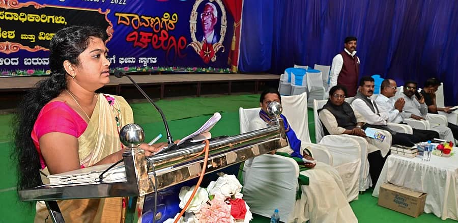 ದಾವಣಗೆರೆಯಲ್ಲಿ ಕರ್ನಾಟಕ ದಲಿತ ಸಂಘರ್ಷ ಸಮಿತಿ ಆಯೋಜಿಸಿರುವ ರಾಜ್ಯಮಟ್ಟದ ಪದಾಧಿಕಾರಿಗಳು ಮತ್ತು ಕಾರ್ಯಕರ್ತರ ಸಮಾವೇಶದ ಗೋಷ್ಠಿಯಲ್ಲಿ ಶಿಕ್ಷಕಿ ಎಸ್.ಸಿ. ಪುಷ್ಪಾಂಜಲಿ ಮಾತನಾಡಿದರು. ಅಕ್ಷತಾ ಕೆ. ಸಿ. ಪ್ರಾಧ್ಯಾಪಕಿ ಡಾ ಸಮತಾ ಬಿ. ದೇಶಮಾನೆ ಇದ್ದರು.