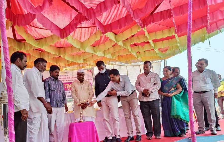 ಅಫಜಲಪುರ ತಾಲ್ಲೂಕಿನ ಮಾತೋಳಿ ಗ್ರಾಮದಲ್ಲಿ ಗ್ರಾಮ ವಾಸ್ತವ್ಯ ಕಾರ್ಯಕ್ರಮವನ್ನು ಶನಿವಾರ ಶಾಸಕ ಎಂ.ವೈ ಪಾಟೀಲ್ ಉದ್ಘಾಟಿಸಿದರು. ತಹಶೀಲ್ದಾರ್ ಸಂಜೀವಕುಮಾರ ದಾಸರ್, ತಾ.ಪಂ ಕಾರ್ಯನಿರ್ವಾಹಕ ಅಧಿಕಾರಿ ರಮೇಶ ಸುಲ್ಪಿ ಇದ್ದರು