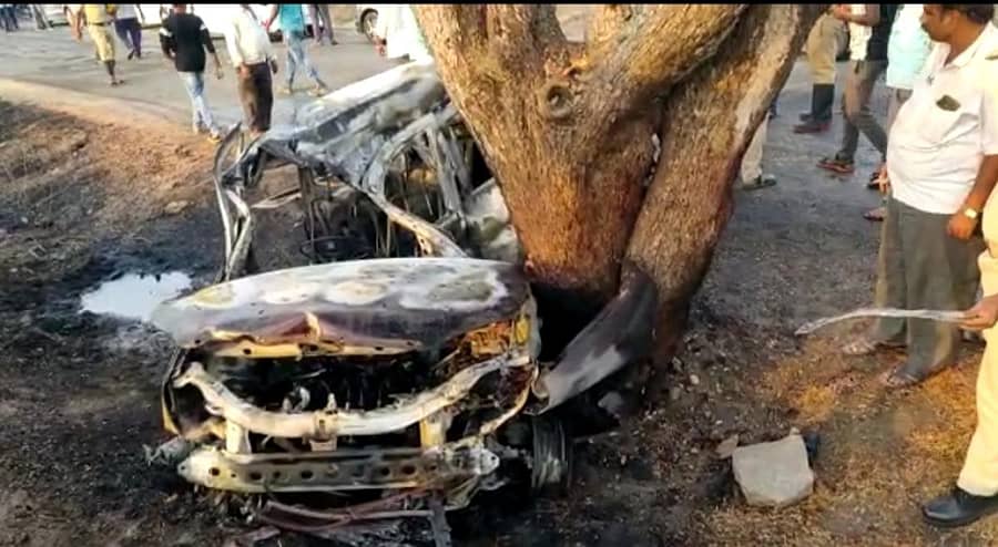 ನಿಯಂತ್ರಣ ತಪ್ಪಿ ಮರಕ್ಕೆ ಗುದ್ದಿದ ಕಾರು ಡೀಸೆಲ್‌ ಸೋರಿಕೆಯಾಗಿ ಬೆಂಕಿ ಹೊತ್ತಿಕೊಂಡು ಸುಟ್ಟು ಕರಕಲಾಗಿದೆ