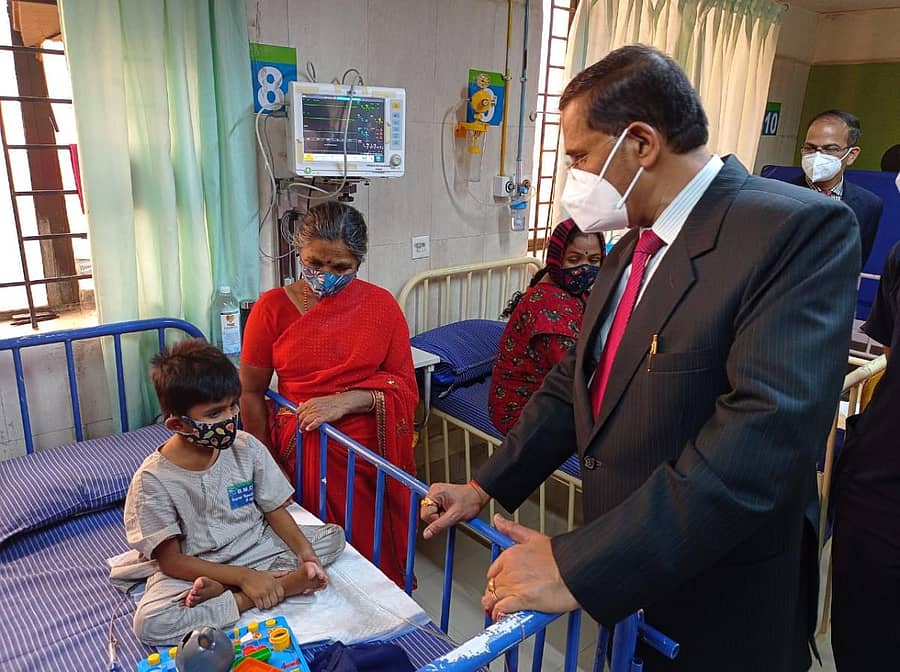 ಆಸ್ಪತ್ರೆಯಲ್ಲಿ ಮಗುವಿನ ಆರೋಗ್ಯ ವಿಚಾರಿಸಿದ ನ್ಯಾಯಮೂರ್ತಿ ಬಿ. ವೀರಪ್ಪ