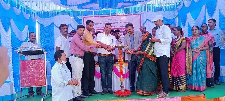 ಶಿರಹಟ್ಟಿ ತಾಲ್ಲೂಕಿನ ತೆಗ್ಗಿನ ಭಾವನೂರು ಗ್ರಾಮದಲ್ಲಿ ಜಿಲ್ಲಾಧಿಕಾರಿ ನಡೆ ಹಳ್ಳಿ ಕಡೆ ಕಾರ್ಯಕ್ರಮವನ್ನು ತಹಶೀಲ್ದಾರ್ ಕಲಗೌಡ ಪಾಟೀಲ ಉದ್ಘಾಟಿಸಿದರು