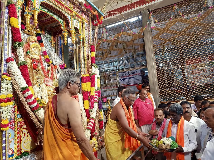 ಜಿಲ್ಲಾ ಉಸ್ತುವಾರಿ ಸಚಿವ ಕೋಟ ಶ್ರೀನಿವಾಸ ಪೂಜಾರಿ ಅವರು ಶಿರಸಿಯ ಜಾತ್ರಾ ಗದ್ದುಗೆಯಲ್ಲಿರುವ ಮಾರಿಕಾಂಬಾ ದೇವಿ ದರ್ಶನ ಪಡೆದರು