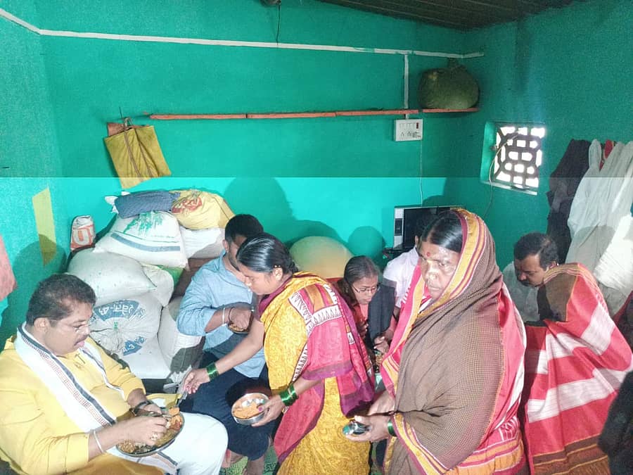 ಪರಿಶಿಷ್ಟರ ಮನೆಯಲ್ಲಿ ಊಟ, ಉಪಾಹಾರ ಸೇವಿಸಿದ ಕಂದಾಯ ಸಚಿವ ಆರ್. ಅಶೋಕ