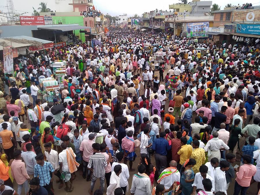 ರಥೋತ್ಸವವನ್ನು ಕಣ್ತುಂಬಿಕೊಳ್ಳಲು ಧಾವಿಸಿದ ಸಾವಿರಾರು ಭಕ್ತರು.