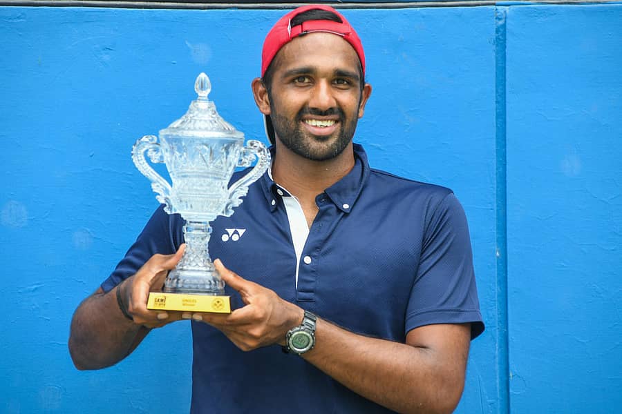 ಚಾಂಪಿಯನ್‌ ಅರ್ಜುನ್ ಖಾಡೆ ಪ್ರಶಸ್ತಿಯೊಂದಿಗೆ –ಪ್ರಜಾವಾಣಿ ಚಿತ್ರ