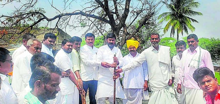 ಮಸ್ಕಿ ತಾಲ್ಲೂಕಿನ ಗೌಡನಭಾವಿ ಗ್ರಾಮದಲ್ಲಿ ಭಾನುವಾರ ಕಾಂಕ್ರೀಟ್ ರಸ್ತೆ ನಿರ್ಮಾಣಕ್ಕೆ ಶಾಸಕ ಆರ್.ಬಸನಗೌಡ ಚಾಲನೆ ನೀಡಿದರು