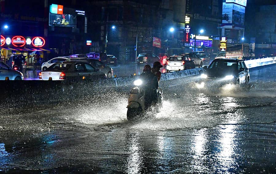 ನಗರದ ಬಳ್ಳಾರಿ ರಸ್ತೆಯಲ್ಲಿ ಭಾನುವಾರ ಸುರಿದ ಮಳೆಯಲ್ಲಿ ವಾಹನ ಸವಾರರು ಸಾಗಿದರು –ಪ್ರಜಾವಾಣಿ ಚಿತ್ರ/ಕೃಷ್ಣಕುಮಾರ್ ಪಿ.ಎಸ್.-