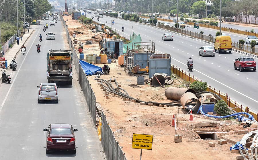 ವಿಮಾನ ನಿಲ್ದಾಣ ಮೆಟ್ರೊ ರೈಲು ಮಾರ್ಗದಲ್ಲಿ ಕಾಮಗಾರಿ ಆರಂಭಿಸಿರುವುದು –ಪ್ರಜಾವಾಣಿ ಚಿತ್ರಗಳು/ಅನೂಪ್ ರಾಘ ಟಿ.