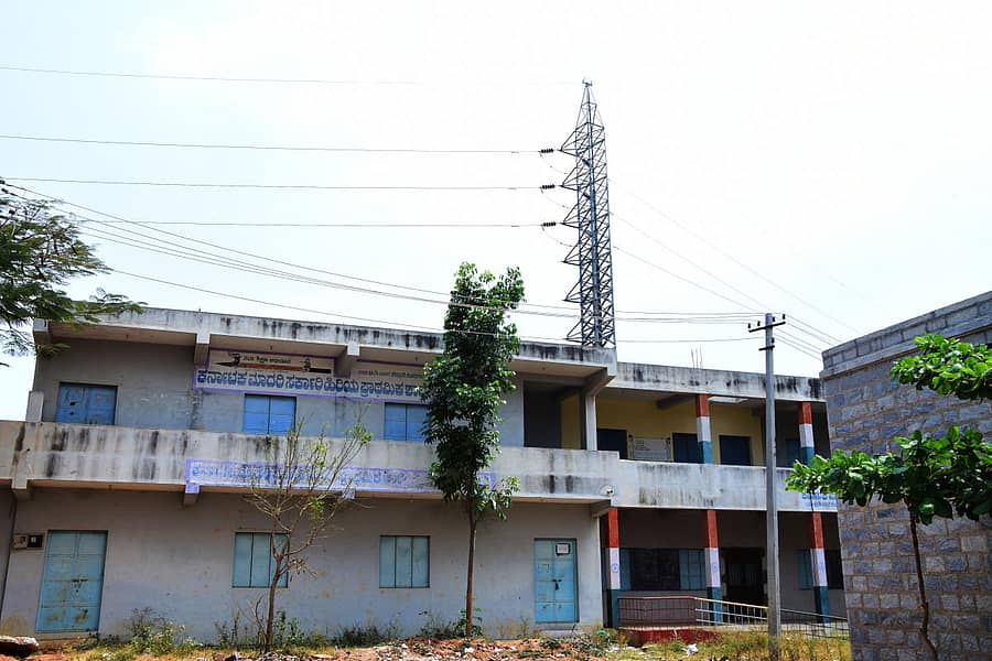 ಚಿಕ್ಕಬಳ್ಳಾಪುರದ ಸರ್ಕಾರಿ ಕರ್ನಾಟಕ ಮಾದರಿ ಶಾಲೆ ಮೇಲೆ ಹಾದು ಹೋಗಿರುವ ವಿದ್ಯುತ್ ತಂತಿಗಳು