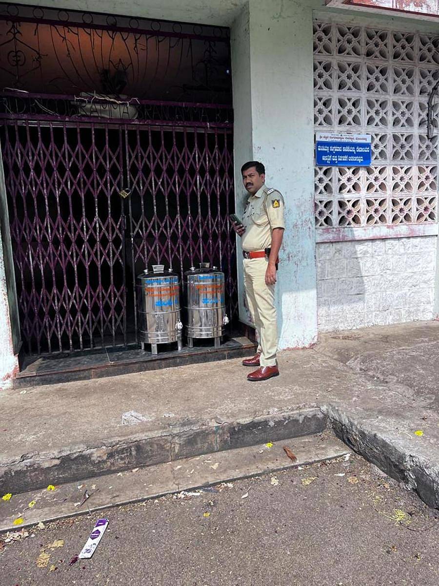 ಕುಣಿಗಲ್ ತಾಲ್ಲೂಕಿನ ರಂಗಸ್ವಾಮಿ ಬೆಟ್ಟದ ಕೆಳಭಾಗದಲ್ಲಿ ಕಳ್ಳರು ತಂದಿಟ್ಟಿದ್ದ ಹುಂಡಿಗಳನ್ನು ಸಿಪಿಐ ರಾಜು ಪರಿಶೀಲಿಸಿದರು