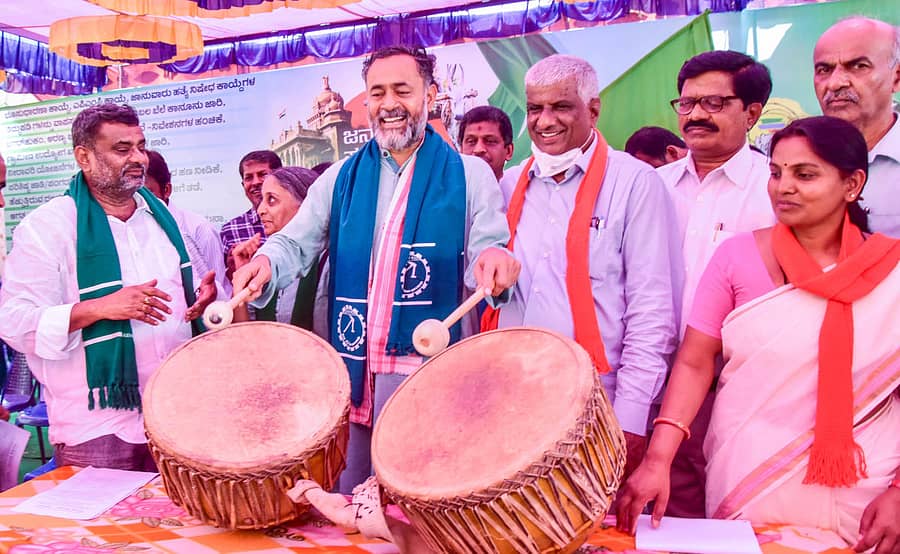 ಸಂಯುಕ್ತ ಕಿಸಾನ್ ಮೋರ್ಚಾದ ನಾಯಕ ಯೋಗೇಂದ್ರ ಯಾದವ್ ಅವರು ನಗಾರಿ ಬಾರಿಸುವ ಮೂಲಕ ಸಮಾವೇಶ ಉದ್ಘಾಟಿಸಿದರು. (ಎಡದಿಂದ) ರೈತ ಮುಖಂಡ ಬಡಗಲಪುರ ನಾಗೇಂದ್ರ, ಸಂಯುಕ್ತ ಕಿಸಾನ್ ಮೋರ್ಚಾ ನಾಯಕಿ ಕವಿತಾ ಕುರಗುಂಟಿ, ರೈತ ಮುಖಂಡರಾದ ಜಿ.ಸಿ.ಬಯ್ಯಾರೆಡ್ಡಿ, ಎಚ್.ವಿ.ದಿವಾಕರ್, ಅಖಿಲ ಭಾರತ ಜನವಾದಿ ಮಹಿಳಾ ಸಂಘಟನೆಯ ರಾಜ್ಯ ಸಮಿತಿ ಅಧ್ಯಕ್ಷೆ ದೇವಿ ಹಾಗೂ ಎಐಟಿಯುಸಿಯ ಕೆ.ವಿ.ಭಟ್ ಇದ್ದಾರೆ –ಪ್ರಜಾವಾಣಿ ಚಿತ್ರ