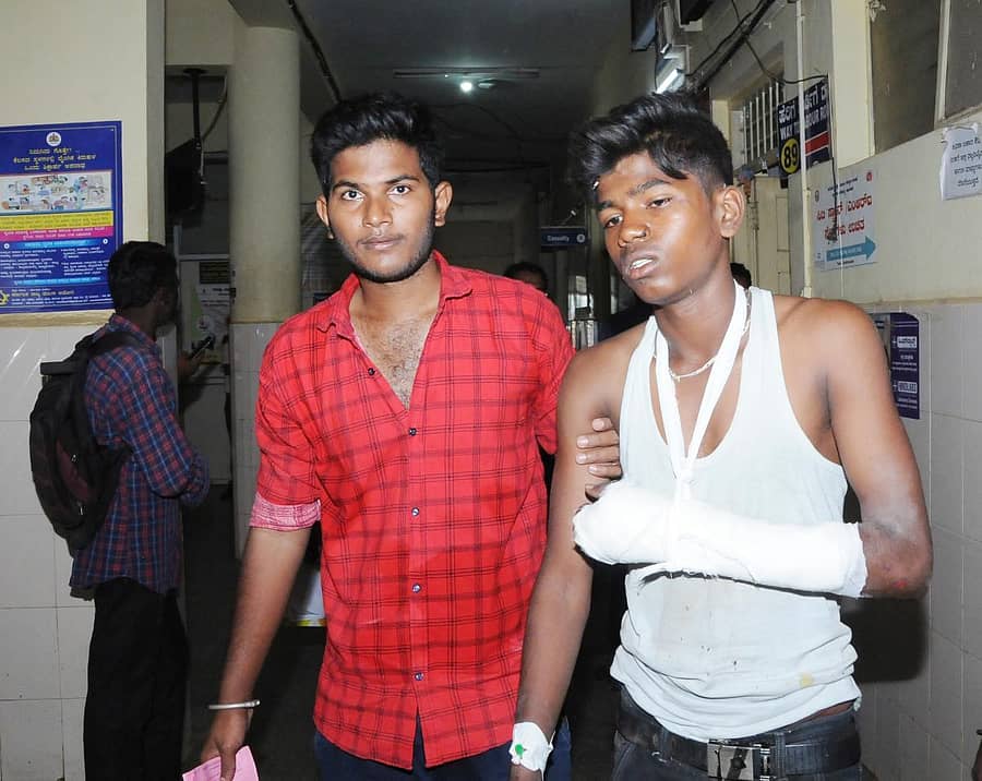 ಚಿಕಿತ್ಸೆ ಪಡೆಯುತ್ತಿರುವ ವಿದ್ಯಾರ್ಥಿ