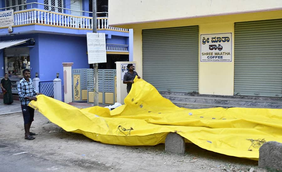 ಶಿವಮೊಗ್ಗದಲ್ಲಿ ಮಂಗಳವಾರ ಮಾರಿಕಾಂಬ ಜಾತ್ರೆ ಆರಂಭವಾಗುತ್ತಿದ್ದು ಬೆರಳೆಣಿಕೆಯ ವ್ಯಾಪಾರಿಗಳು ಸೋಮವಾರ ಸಿದ್ಧತೆಯಲ್ಲಿ ತೊಡಗಿದ್ದರು.