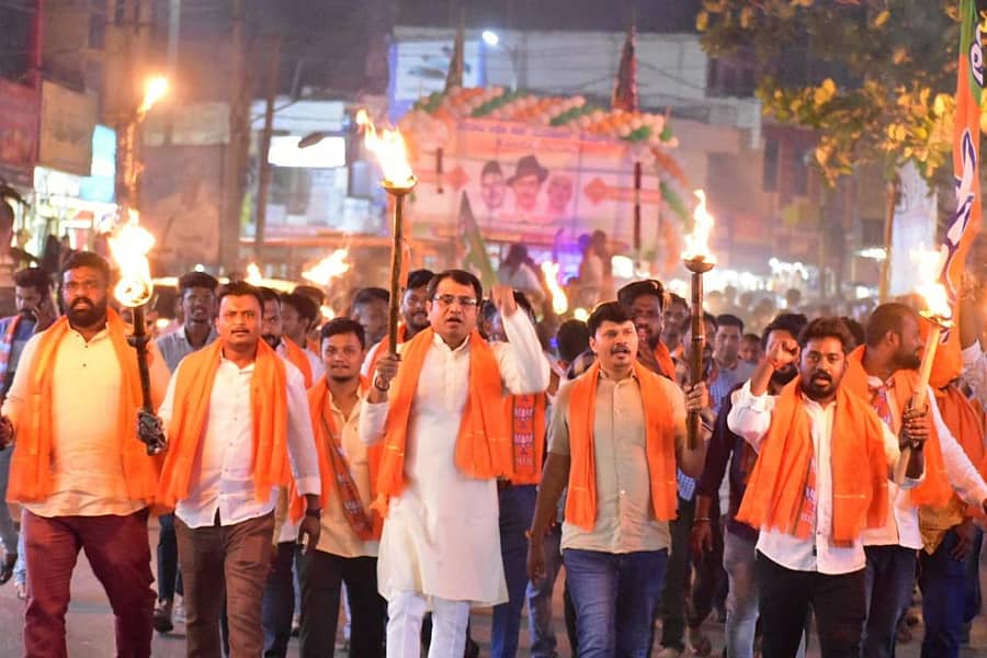 ಹುತಾತ್ಮರ ದಿನದ ಪ್ರಯುಕ್ತ ಬಿಜೆಪಿ ಯುವ ಮೋರ್ಚಾ ಕಾರ್ಯಕರ್ತರು ಬುಧವಾರ ಸಂಜೆ ಹೊಸಪೇಟೆಯಲ್ಲಿ ಪಂಜಿನ ಮೆರವಣಿಗೆ ನಡೆಸಿದರು