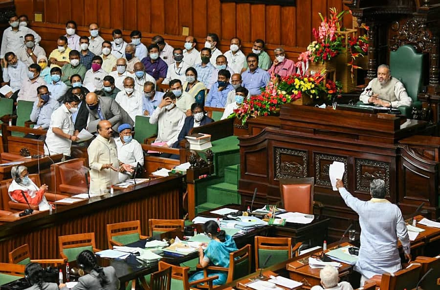 ವಿಧಾನಸಭೆಯಲ್ಲಿ ಬುಧವಾರ ವಿರೋಧ ಪಕ್ಷದ ನಾಯಕ ಸಿದ್ದರಾಮಯ್ಯ ಮತ್ತು ಮುಖ್ಯಮಂತ್ರಿ ಬಸವರಾಜ ಬೊಮ್ಮಾಯಿ ರವರ ಮಧ್ಯೆ ವಾಗ್ವಾದ ನಡೆಯಿತು. 