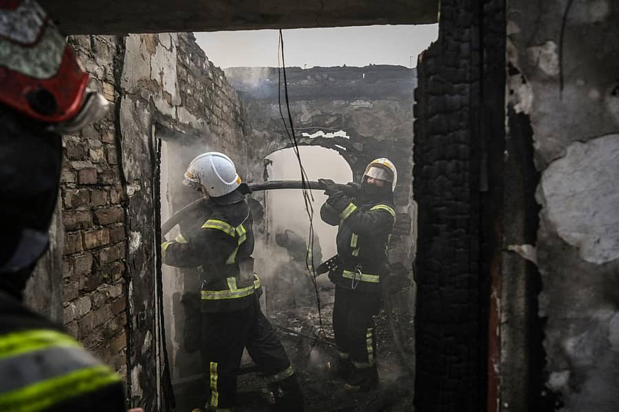 ಉಕ್ರೇನ್ನ ರಾಜಧಾನಿ ಕೀವ್ ಸಮೀಪದ ಶೆವ್ಚೆಂಕಿವ್ಸ್ಕಿ ಜಿಲ್ಲೆಯಲ್ಲಿ ರಷ್ಯಾದ ರಾಕೆಟ್ ದಾಳಿಯಿಂದ ಹೊತ್ತಿ ಉರಿದ ಮನೆಯೊಂದರಲ್ಲಿ ಅಗ್ನಿಶಾಮಕ ದಳದವರು ಬೆಂಕಿ ನಂದಿಸಲು ಪ್ರಯತ್ನಿಸಿದರು –ಎಎಫ್ಪಿ ಚಿತ್ರ