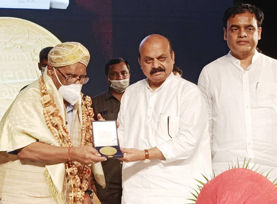 ಪ್ರೊ.ಸಿ.ಎನ್‌.ಆರ್‌.ರಾವ್‌ ಅವರಿಗೆ ‘ಇನೈ ಎನರ್ಜಿ 2020’ ಪ್ರಶಸ್ತಿಯನ್ನು ಮುಖ್ಯಮಂತ್ರಿ ಬಸವರಾಜ ಬೊಮ್ಮಾಯಿ ಅವರು ಬುಧವಾರ ಪ್ರದಾನ ಮಾಡಿದರು. ಡಾ.ಸಿ.ಎನ್‌.ಅಶ್ವತ್ಥನಾರಾಯಣ ಇದ್ದಾರೆ