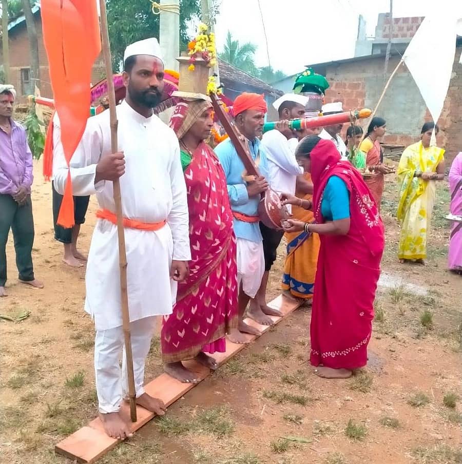 ಅಳ್ನಾವರ ಸಮೀಪದ ಕಡಬಗಟ್ಟಿ ಗ್ರಾಮದಲ್ಲಿ ನಡೆದ ಏಕನಾಥ ಸೃಷ್ಟಿ ಉತ್ಸವ ಕಾರ್ಯಕ್ರಮದಲ್ಲಿ ಪಲ್ಲಕ್ಕಿ ಸೇವೆ ನಡೆಯಿತು