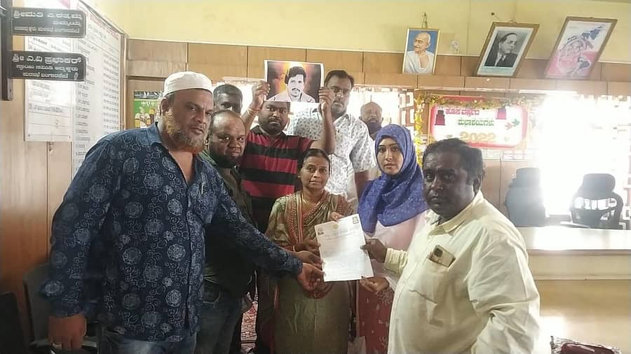 ಬಂಗಾರಪೇಟೆಯಲ್ಲಿ ಡಾ.ವಿಷ್ಣುವರ್ಧನ್ ಅವರ ಪ್ರತಿಮೆ ಸ್ಥಾಪಿಸಿ ರಸ್ತೆಗೆ ಅವರ ಹೆಸರಿಡಬೇಕು ಎಂದು ಆಗ್ರಹಿಸಿ ಆತ್ಮವಿಶ್ವಾಸ ವೇದಿಕೆ ಸದಸ್ಯರು ಪುರಸಭೆ ಅಧ್ಯಕ್ಷೆ ಫರ್ಜಾನಾ ಸುಹೇಲ್ ಅವರಿಗೆ ಮನವಿ ಸಲ್ಲಿಸಿದರು