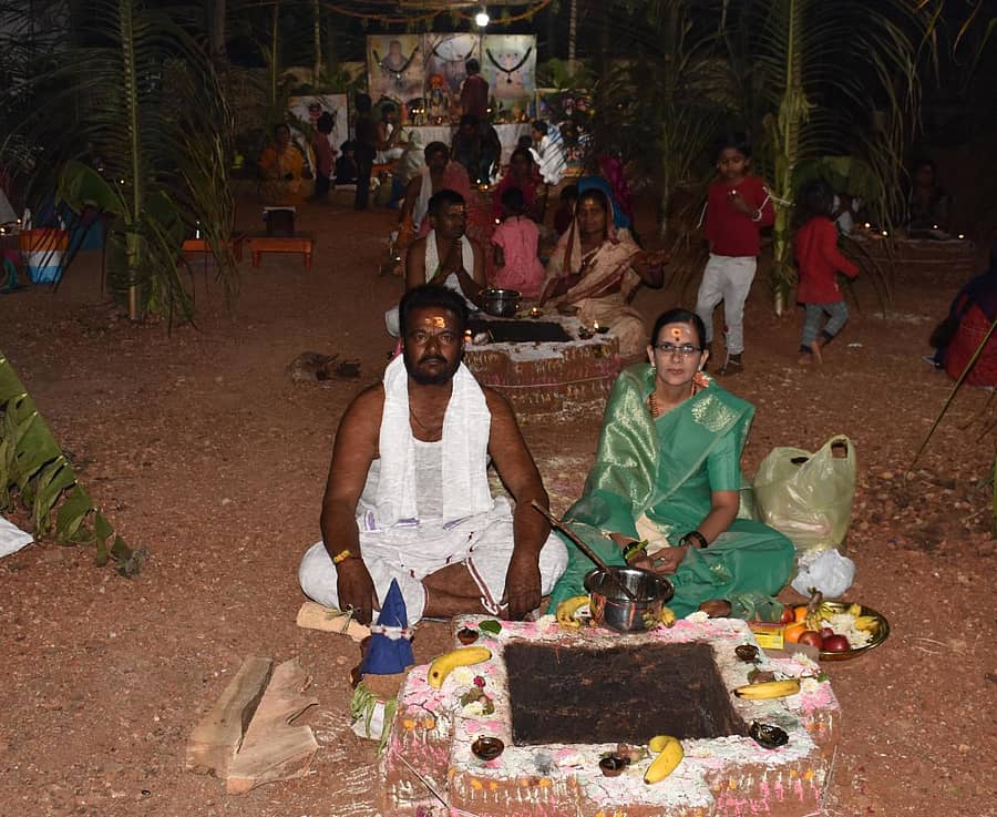 ಚಿಂಚೋಳಿ ತಾಲ್ಲೂಕು ದೇಗಲಮಡಿ ಬಸವಲಿಂಗ ಅವಧೂತರ ಆಶ್ರಮದಲ್ಲಿ ಅಕ್ಕಮಹಾದೇವಿ ಮೂರ್ತಿ ಪ್ರತಿಷ್ಠಾಪನೆ ಅಂಗವಾಗಿ 11 ದಂಪತಿಗಳಿಂದ ಹೋಮ ನಡೆಯಿತು