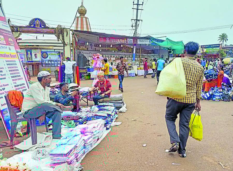 ಶಿರಸಿಯ ಮಾರಿಕಾಂಬಾ ದೇವಿ ಜಾತ್ರೆ ವೇಳೆ ಪೇಟೆಯಲ್ಲಿ ಮುಸ್ಲಿಂ ವ್ಯಾಪಾರಿಯೊಬ್ಬರು ಬಟ್ಟೆ ವ್ಯಾಪಾರಕ್ಕೆ ಕುಳಿತಿದ್ದರು.
