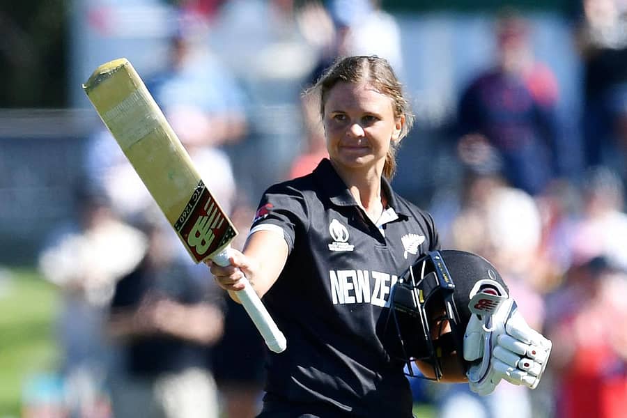 ನ್ಯೂಜಿಲೆಂಡ್‌ನ ಸೂಝಿ ಬೇಟ್ಸ್ ಶತಕ ಗಳಿಸಿ ಸಭ್ರಮಿಸಿದರು –ಎಎಫ್‌ಪಿ ಚಿತ್ರ
