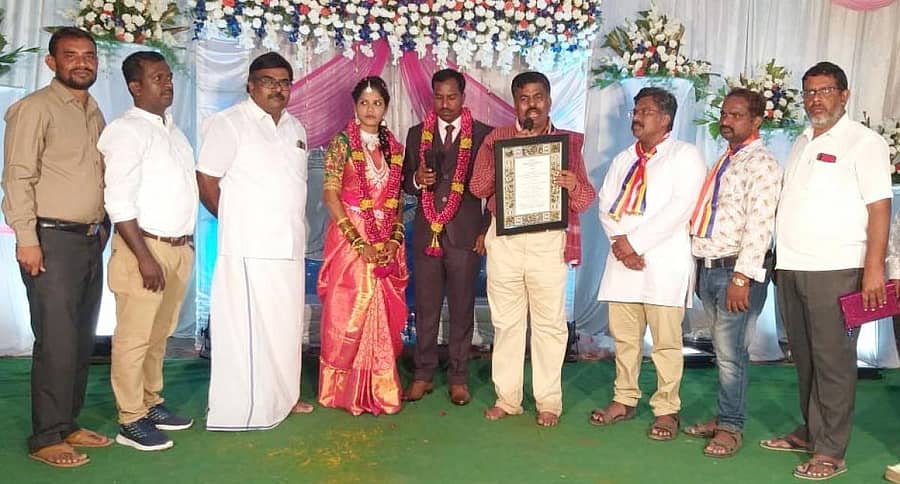 ಸಂವಿಧಾನ ಓದುವುದರ ಮೂಲಕ ಬಿ.ಎ.ನರೇಶ್, ಕೆ.ದೀಪ ವೈವಾಹಿಕ ಜೀವನಕ್ಕೆ ಪಾದಾರ್ಪಣೆ ಮಾಡಿದರು