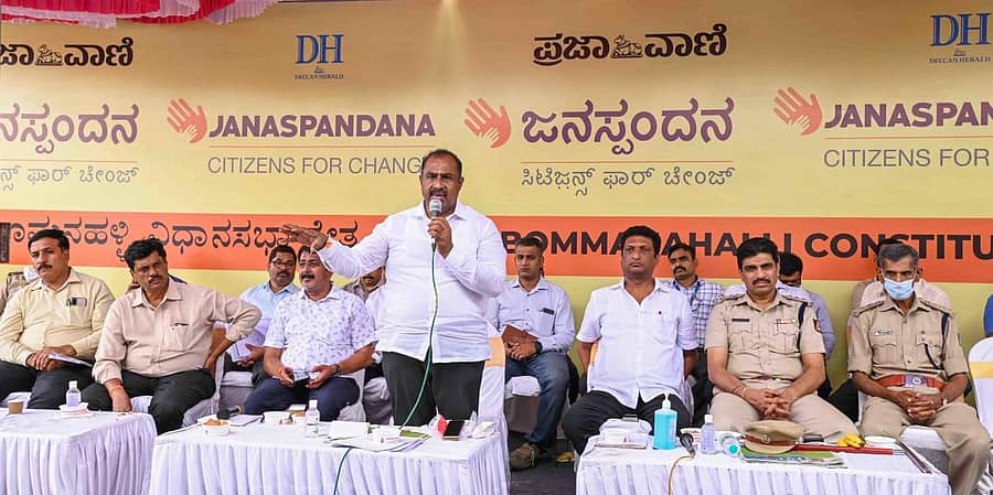 ಕಾರ್ಯಕ್ರಮದಲ್ಲಿ ಶಾಸಕ ಎಂ.ಸತೀಶ್ ರೆಡ್ಡಿ ಮಾತನಾಡಿದರು. (ಎಡದಿಂದ) ಬಿಬಿಎಂಪಿ ಬೊಮ್ಮನಹಳ್ಳಿ ವಲಯ ಮುಖ್ಯ ಎಂಜಿನಿಯರ್ ಶಶಿಕುಮಾರ್, ಬಿಬಿಎಂಪಿ ಜಂಟಿ ಆಯುಕ್ತ ರಾಮಕೃಷ್ಣ, ಸ್ಥಳೀಯ ಮುಖಂಡರಾದ ರಮೇಶ್, ಸಿ.ಆರ್‌.ರಾಮಮೋಹನ್ ರಾಜು, ಎಸಿಪಿ ಎಂ.ಎನ್. ಕರಿಬಸವನಗೌಡ ಮತ್ತು ಎಸಿಪಿ ಬಿ. ಶಿವಶಂಕರ್ ರೆಡ್ಡಿ ಇದ್ದಾರೆ (ಎಡಚಿತ್ರ) ಕಾರ್ಯಕ್ರಮದಲ್ಲಿ ಪಾಲ್ಗೊಂಡ ಸಾರ್ವಜನಿಕರು –ಪ್ರಜಾವಾಣಿ ಚಿತ್ರ