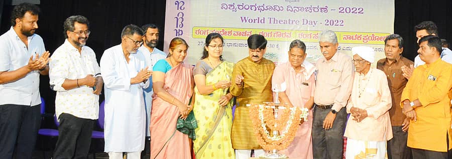 ತುಮಕೂರಿನಲ್ಲಿ ಭಾನುವಾರ ನಾಟಕಮನೆಯಿಂದ ಹಮ್ಮಿಕೊಂಡಿದ್ದ ವಿಶ್ವ ರಂಗಭೂಮಿ ದಿನಾಚರಣೆ ಕಾರ್ಯಕ್ರಮವನ್ನು ಹರಿಕಥಾ ವಿದ್ವಾನ್‌ ಲಕ್ಷಣದಾಸ್‌ ಉದ್ಘಾಟಿಸಿದರು. ಕನ್ನಡ ಸಾಹಿತ್ಯ ಪರಿಷತ್ತಿನ ಜಿಲ್ಲಾ ಘಟಕದ ಅಧ್ಯಕ್ಷ ಕೆ.ಎಸ್.ಸಿದ್ಧಲಿಂಗಪ್ಪ, ರಂಗಕರ್ಮಿ ಚನ್ನಬಸಯ್ಯ ಗುಬ್ಬಿ, ಕರ್ನಾಟಕ ಯಕ್ಷಗಾನ ಅಕಾಡೆಮಿ ಸದಸ್ಯೆ ಆರತಿ ಪಟ್ರಮೆ, ಸಿದ್ಧಾರ್ಥ ಪ್ರಥಮ ದರ್ಜೆ ಕಾಲೇಜಿನ ಪ್ರಾಂಶುಪಾಲ ಕೆ.ಎಸ್.ಕುಮಾರ್, ನಾಟಕಮನೆ ಮಹಾಲಿಂಗು, ರಂಗ ನಿರ್ದೇಶಕರಾದ ಮೆಳೇಹಳ್ಳಿ ದೇವರಾಜು, ಎನ್.ಆರ್.ಪ್ರಕಾಶ್ ಹಾಜರಿದ್ದರು