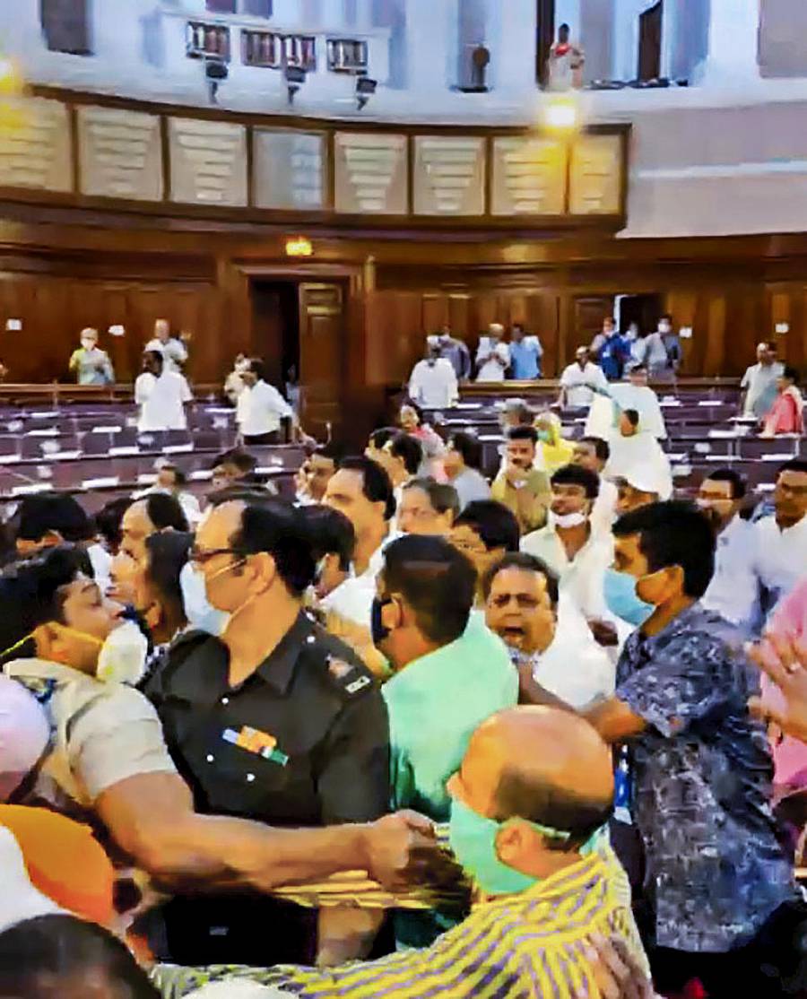 ಪಶ್ಚಿಮ ಬಂಗಾಳ ವಿಧಾನಸಭೆಯಲ್ಲಿ ಶಾಸಕರ ನಡುವೆ ಮಾರಾಮಾರಿ ನಡೆಯಿತು –ಪಿಟಿಐ ಚಿತ್ರ