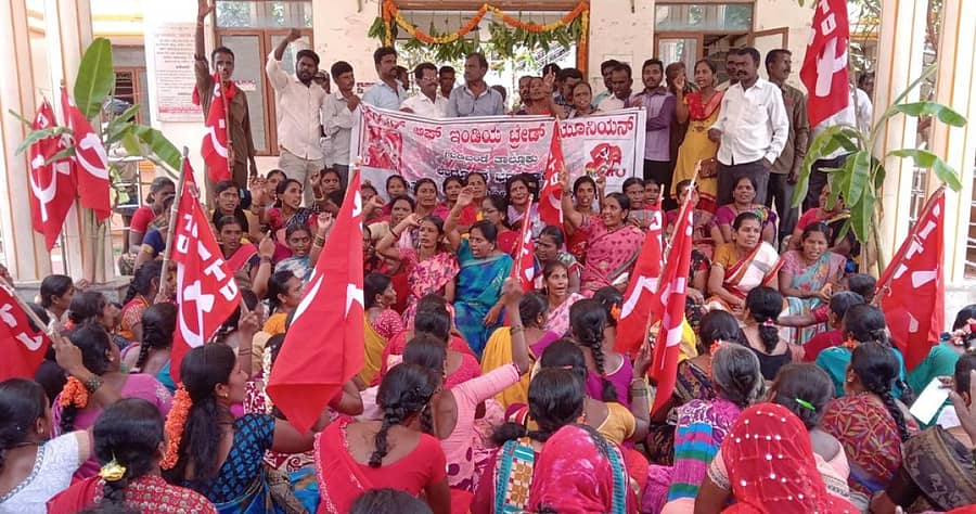 ಅಖಿಲ ಭಾರತ ಸಾರ್ವತ್ರಿಕ ಮುಷ್ಕರದ ಅಂಗವಾಗಿ ಗುಡಿಬಂಡೆ ತಾಲ್ಲೂಕು ಕಚೇರಿ ಮುಂಭಾಗದಲ್ಲಿ ವಿವಿಧ ಸಂಘಟನೆಯ ಕಾರ್ಯಕರ್ತರು ಪ್ರತಿಭಟನೆ ನಡೆಸಿದರು