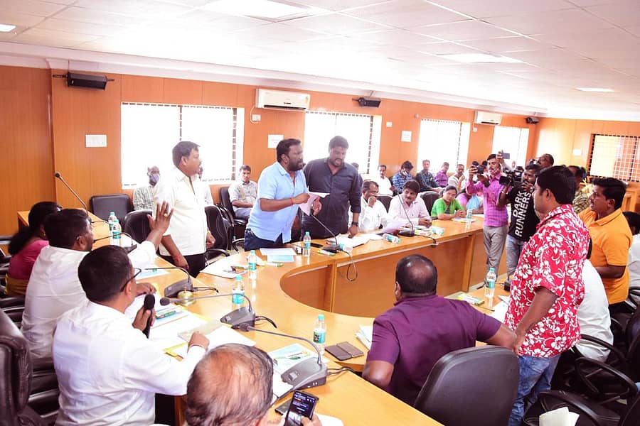 ಚಿಕ್ಕಬಳ್ಳಾಪುರ ನಗರಸಭೆಯ ಬಜೆಟ್ ಮಂಡನೆ ಸಭೆಯಲ್ಲಿ ಸದಸ್ಯರ ನಡುವೆ ಕಾವೇರಿದ ಚರ್ಚೆ ನಡೆಯಿತು. ಈ ವೇಳೆ ಅಧ್ಯಕ್ಷ ಡಿ.ಎಸ್. ಆನಂದರೆಡ್ಡಿ ಮಧ್ಯಪ್ರವೇಶಿಸಿ ಪರಿಸ್ಥಿತಿಯನ್ನು ತಿಳಿಗೊಳಿಸಿದರು