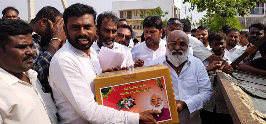 ಮಾಲೂರಿನಲ್ಲಿ ಮಂಗಳವಾರ ಶಾಸಕ ಎಸ್.ಎನ್.ಕೃಷ್ಣಯ್ಯಶೆಟ್ಟಿ ಯುಗಾದಿ ಪ್ರಯುಕ್ತ ಬೆಂಬಲಿಗರಿಗೆ ಹಬ್ಬದ ಉಡುಗೊರೆ ಕಿಟ್ ವಿತರಿಸಿದರು