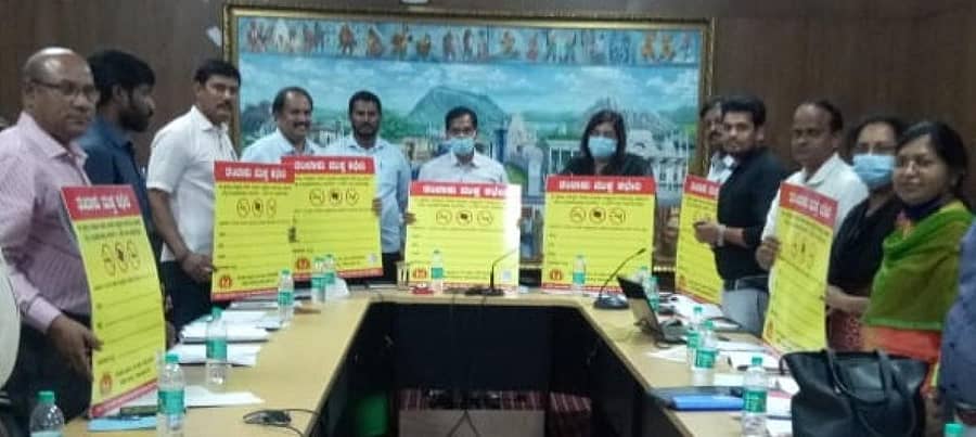 ತಂಬಾಕು ಬಳಕೆ ದುಷ್ಪರಿಣಾಮಗಳ ಕುರಿತು ಅರಿವು ಮೂಡಿಸುವ ಕರಪತ್ರಗಳನ್ನು ಹೆಚ್ಚುವರಿ ಜಿಲ್ಲಾಧಿಕಾರಿ ಎಚ್.ಅಮರೇಶ್ ಬಿಡುಗಡೆ ಮಾಡಿದರು