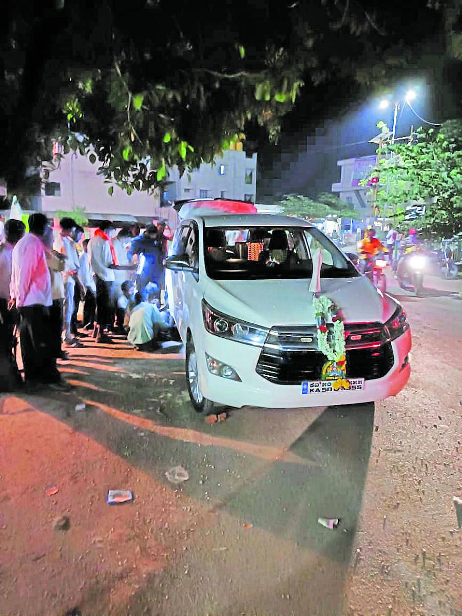 ಗೌರಿಬಿದನೂರಿನಲ್ಲಿ ಪಂಕ್ಚರ್ ಆಗಿದ್ದ ಸಚಿವರ ಕಾರನ್ನು ಸರಿಪಡಿಸುತ್ತಿರುವ ಬೆಂಬಲಿಗರು