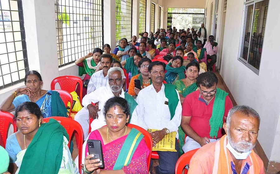 ಹಾಸನದ ಕೃಷಿ ಉತ್ಪನ್ನ ಮಾರುಕಟ್ಟೆ ಸಮಿತಿ ಸಭಾಂಗಣದಲ್ಲಿ ರಾಜ್ಯ ರೈತ ಸಂಘ ಹಾಗೂ ಹಸಿರು ಸೇನೆಯಿಂದ ಆಯೋಜಿಸಿದ್ದ ಸಭೆಯಲ್ಲಿ ಭಾಗವಹಿಸಿದ್ದ ರೈತರು.