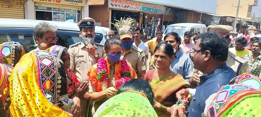 ಚಿಂಚೋಳಿ ತಾಲ್ಲೂಕಿನ ಚಿಮ್ಮನಚೋಡ ಗ್ರಾಮದಲ್ಲಿ ಎಸ್ಪಿ ಇಶಾ ಪಂತ್ ಅವರನ್ನು ಗ್ರಾಮದ ಮಹಿಳೆಯರು ಸ್ವಾಗತಿಸಿದರು