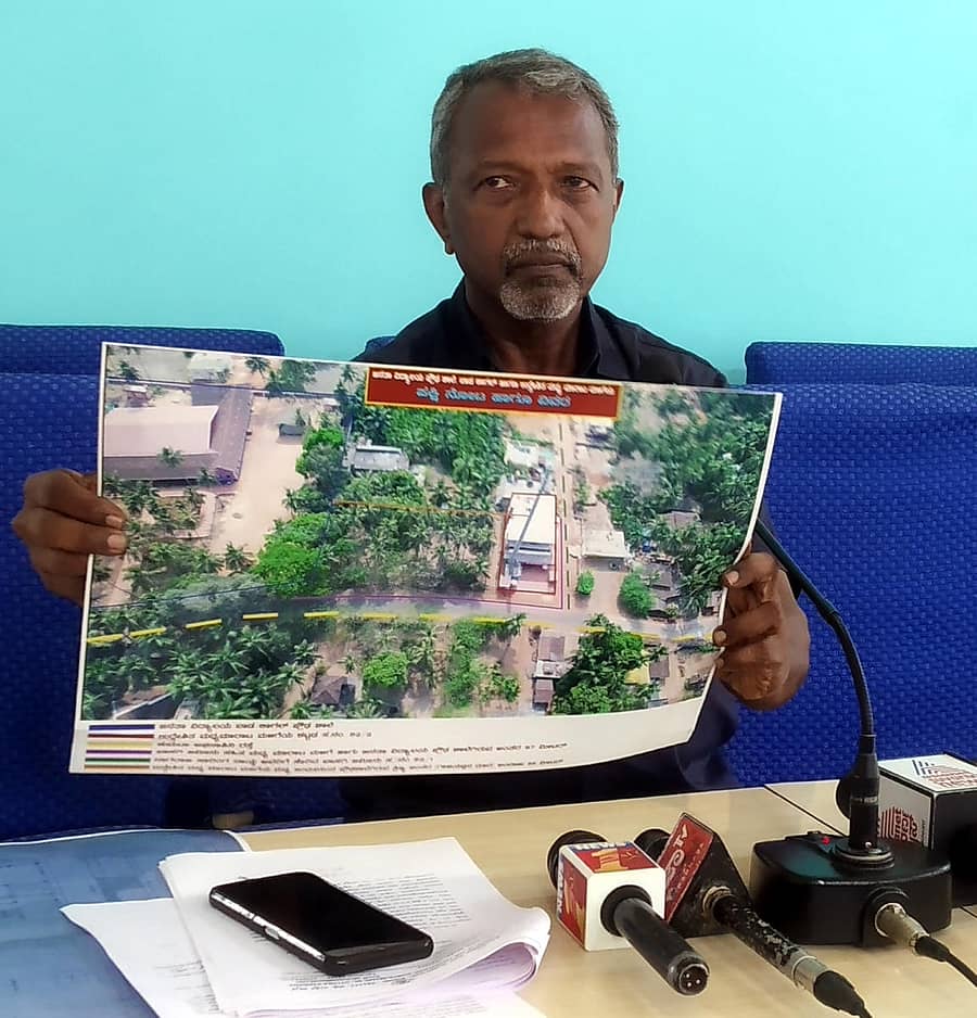 ಕುಮಟಾದ ಹುಬ್ಬಣಗೇರಿಯಲ್ಲಿ ಮದ್ಯ ಮಾರಾಟ ಮಳಿಗೆ ಸ್ಥಾಪನೆಗೆ ಉದ್ದೇಶಿತ ಕಟ್ಟಡದಿಂದ ಜನತಾ ವಿದ್ಯಾಲಯಕ್ಕೆ ಇರುವ ಅಂತರವನ್ನು ಕುಮಟಾದ ವಕೀಲರ ಸಂಘದ ಅಧ್ಯಕ್ಷ ಆರ್.ಜಿ.ನಾಯ್ಕ ಚಿತ್ರದಲ್ಲಿ ತೋರಿಸಿದರು