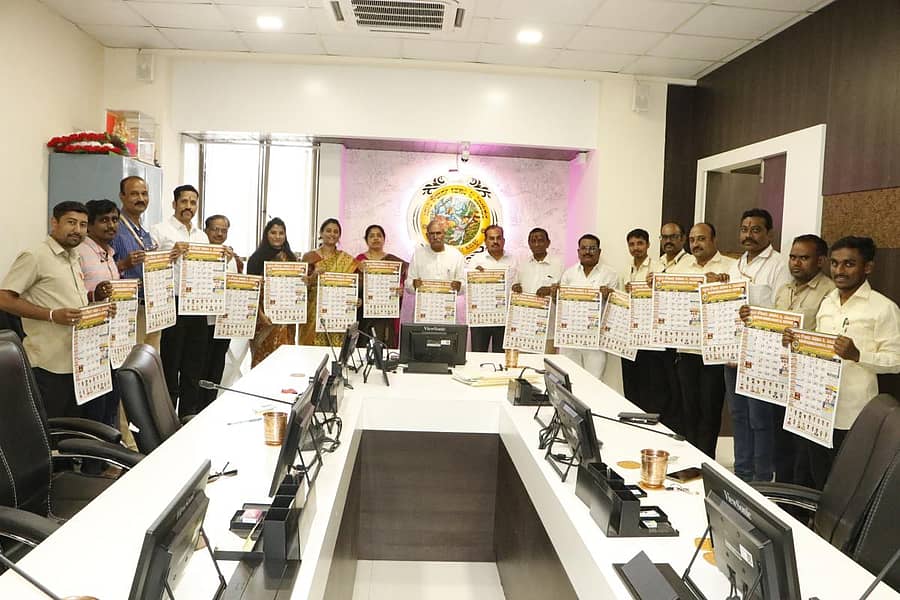 ವಿಜಯಪುರ ಸಿದ್ಧಸಿರಿ ಸೌಹಾರ್ದ ಸಹಕಾರಿ ಹೊರತಂದ ಕ್ಯಾಲೆಂಡರ್‌ ಅನ್ನು ಅತಿಥಿಗಳು ಬಿಡುಗಡೆ ಮಾಡಿದರು