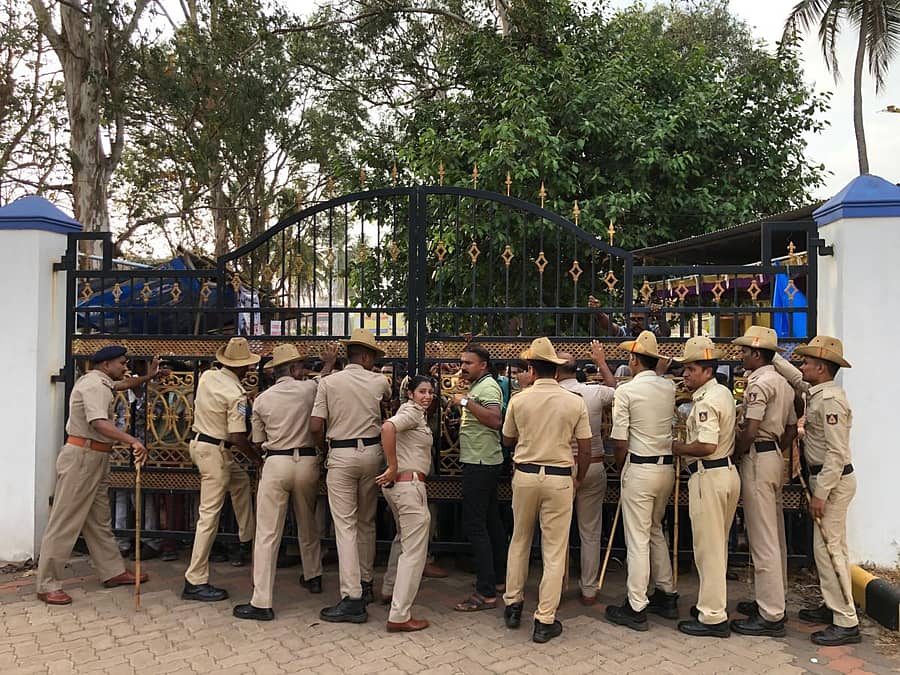 ಭಟ್ಕಳದಲ್ಲಿ ಗುರುವಾರ ತಾಲ್ಲೂಕು ಆಡಳಿತ ಸೌಧದ ಬಲಭಾಗದ ಗೇಟ್ ಒಳಗೆ ಪ್ರವೇಶ ನೀಡುವಂತೆ ಮೊಗೇರ ಸಮುದಾಯದವರು ನುಗ್ಗಿಬಂದಾಗ ಪೊಲೀಸರು ನಿಯಂತ್ರಿಸುತ್ತಿರುವುದು