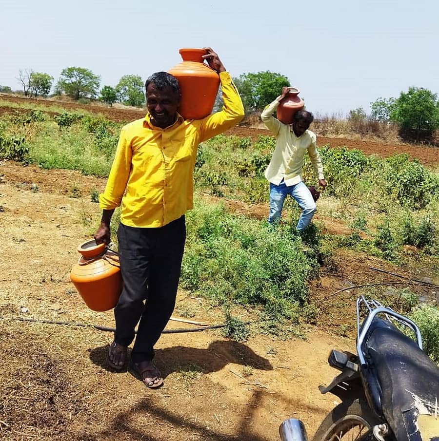 ಖಟಕಚಿಂಚೋಳಿ ಸಮೀಪದ ಚಳಕಾಪುರ ವಾಡಿ ಗ್ರಾಮದ ಹೊಲವೊಂದರಿಂದ ನೀರು ತರುತ್ತಿರುವುದು