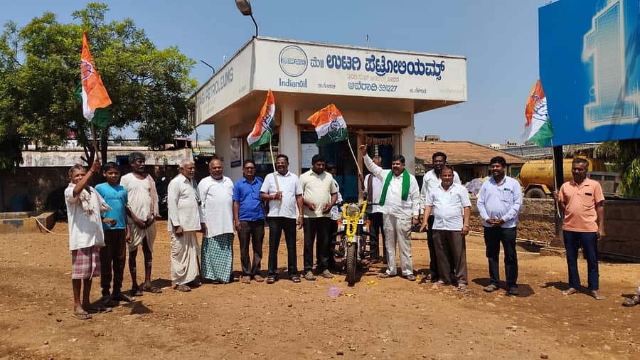 ಕೌಜಲಗಿ ಸಮೀಪದ ಅವರಾದಿ ಗ್ರಾಮದಲ್ಲಿ ಬೆಳಗಾವಿ ಜಿಲ್ಲಾ ಕಿಸಾನ್ ಕಾಂಗ್ರೆಸ್ ವತಿಯಿಂದ ಪ್ರತಿಭಟನೆ ನಡೆಯಿತು