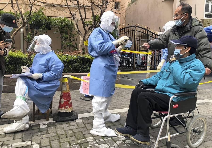 ಚೀನಾದ ಶಾಂಘೈನ ಪಶ್ಚಿಮ ಭಾಗದಲ್ಲಿ ಆರೋಗ್ಯ ಸಿಬ್ಬಂದಿ ಶುಕ್ರವಾರ ಸಾಮೂಹಿಕವಾಗಿ ಕೋವಿಡ್ ಪರೀಕ್ಷೆ ಕೈಗೊಂಡಿದ್ದರು -ಎಪಿ ಚಿತ್ರ