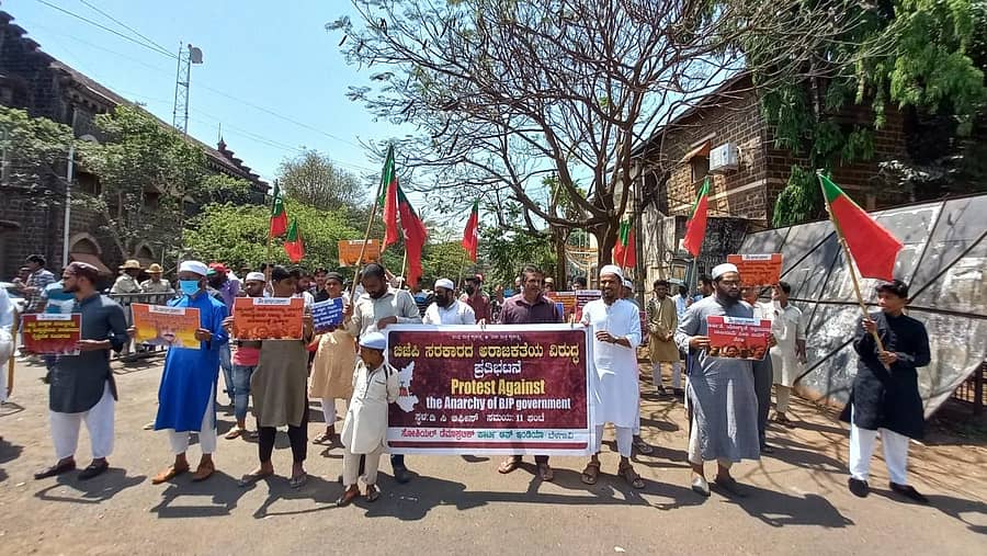 ‘ಬಿಜೆಪಿ ಸರ್ಕಾರವು ರಾಜ್ಯದಲ್ಲಿ ಅರಾಜಕತೆ ಸೃಷ್ಟಿಸುತ್ತಿದೆ’ ಎಂದು ಆರೋಪಿಸಿ ಎಸ್ಡಿಪಿಐ ಕಾರ್ಯಕರ್ತರು ಬೆಳಗಾವಿಯ ಜಿಲ್ಲಾಧಿಕಾರಿ ಕಚೇರಿ ಆವರಣದಲ್ಲಿ ಶುಕ್ರವಾರ ಪ್ರತಿಭಟನೆ ನಡೆಸಿದರು