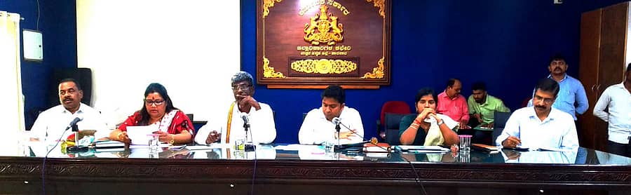 ಕಂದಾಯ ಸಚಿವ ಆರ್.ಅಶೋಕ ಅವರ ಗ್ರಾಮ ವಾಸ್ತವ್ಯ ಸಂಬಂಧ ಜಿಲ್ಲಾಧಿಕಾರಿ ಕಚೇರಿಯಲ್ಲಿ ಶುಕ್ರವಾರ, ಸಚಿವ ಕೋಟ ಶ್ರೀನಿವಾಸ ಪೂಜಾರ ಅಧ್ಯಕ್ಷತೆಯಲ್ಲಿ ಪೂರ್ವಭಾವಿ ಸಭೆ ನಡೆಯಿತು. ಶಾಸಕಿ ರೂಪಾಲಿ ನಾಯ್ಕ, ವಿಧಾನಪರಿಷತ್ ಸದಸ್ಯ ಗಣಪತಿ ಉಳ್ವೇಕರ್, ಜಿಲ್ಲಾಧಿಕಾರಿ ಮುಲ್ಲೈ ಮುಗಿಲನ್, ಜಿ.ಪಂ. ಸಿ.ಇ.ಒ ಎಂ.ಪ್ರಿಯಾಂಗಾ, ಹೆಚ್ಚುವರಿ ಜಿಲ್ಲಾಧಿಕಾರಿ ರಾಜು ಮೊಗವೀರ ಇದ್ದಾರೆ.